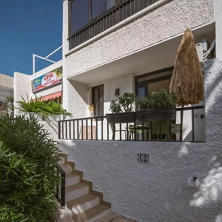 The Little Jewel With Ocean View - Americas